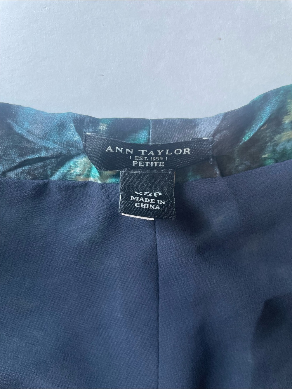 100% Silk Ann Taylor Top Dark Blue and Green Pattern - Picture 2 of 7